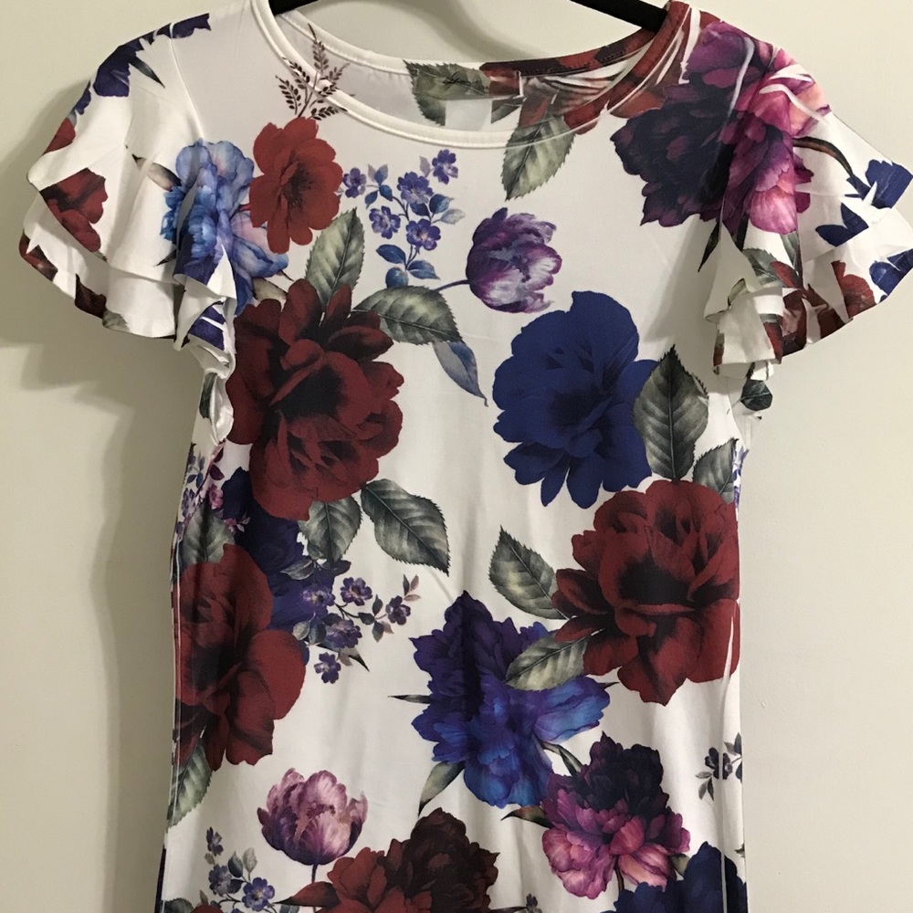 Floral top with short ruffled sleeves